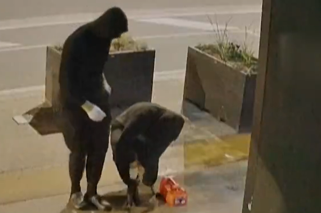 Vse se vrača, vse se plača: požigalec pomotoma zažgal lastne hlače (VIDEO)