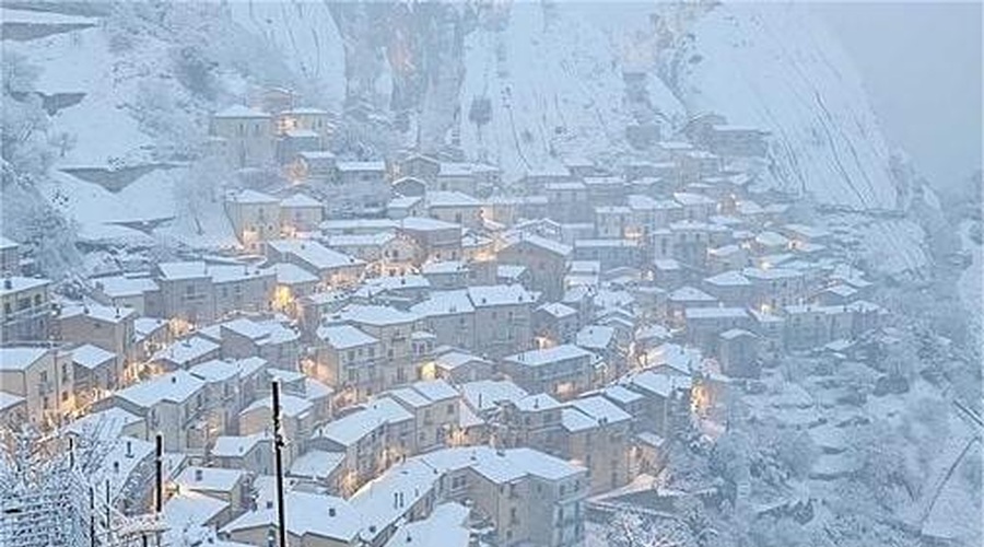 Nenavadni prizori z juga Italije: prebivalci niso mogli verjeti svojim očem (FOTO) (foto: Twitter/meteoeradar)
