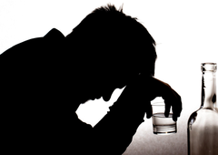 27-letnik napadel moškega, ki mu je hotel preprečiti vožnjo pod vplivom alkohola: sledilo je to ...