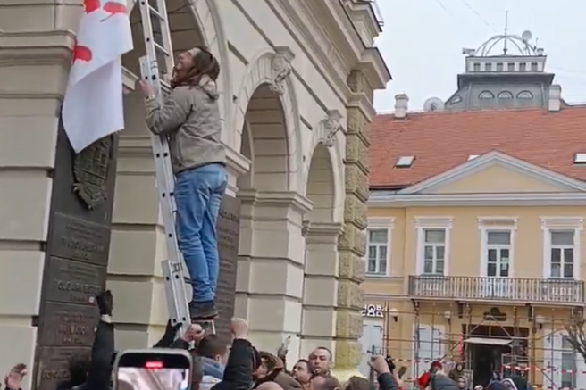 Drama v Novem Sadu: opozicija vdrla v mestno hišo (VIDEO)