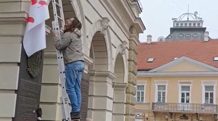 Drama v Novem Sadu: opozicija vdrla v mestno hišo (VIDEO) (foto: Twitter/ZejakVelibor/posnetek zaslona)