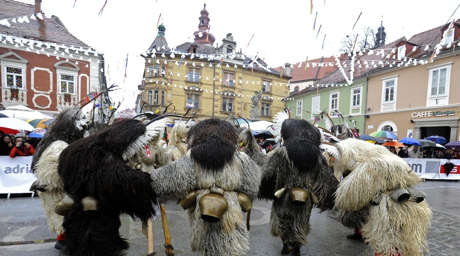Največje pustovanje v Sloveniji prirejajo na Ptuju, kjer kot maske prevladujejo tradicionalni kurenti. (foto: Miloš Vujinovič/Bobo)