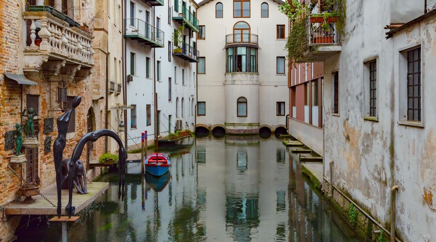 ‘Male Benetke’: če iščete idejo za enodnevni izlet, a vam ni do stiskanja v turistični gneči, obiščite ta kraj (foto: Profimedia)