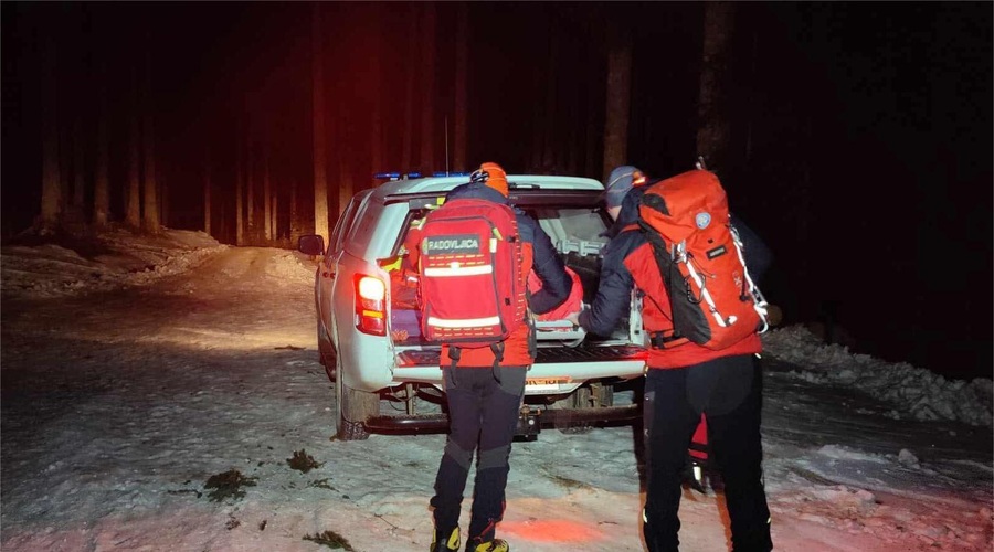 Več oseb se je v Blejski koči zastrupilo z ogljikovim monoksidom, reševalci prihiteli na kraj incidenta (foto: Facebook/Gorska reševalna služba Radovljica)