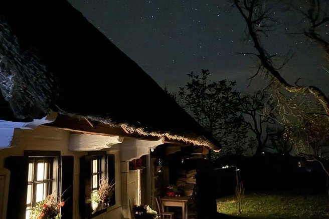 Idila v samotni stari koči pod zvezdnatim nebom: turisti navdušeni nad to slovensko lokacijo