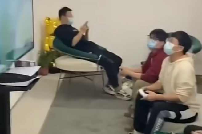 Bizarno: med nakupovanjem lahko ženske partnerje odložijo v ‘shrambi za može’