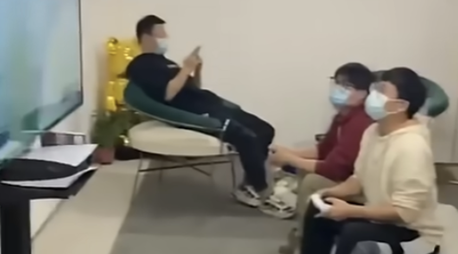 Bizarno: med nakupovanjem lahko ženske partnerje odložijo v ‘shrambi za može’ (foto: Youtube/chinesewithmia)