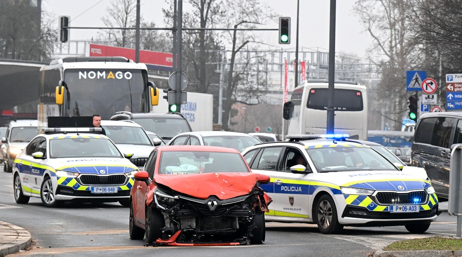 V prometni nesreči v jutranjih urah verižno trčilo kar osem vozil (foto: BOBO/Žiga Živulović jr.)