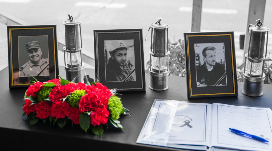 Adijo, knapi! Tihi junaki, ki na svojih plečih vsak dan nosijo težo sveta (foto: KN media/STA)
