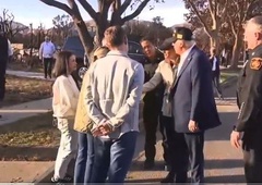 "Dober dan, kako ste?" Melania v maternem jeziku spregovorila z žensko, ki je v požaru izgubila vse (VIDEO)