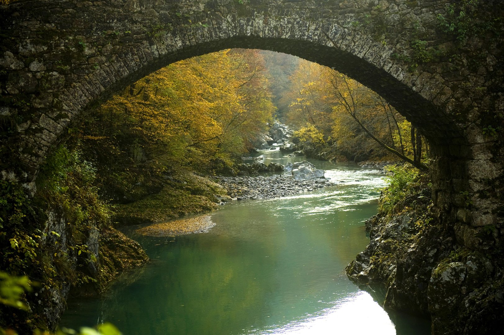 Zelena Reka Slovenski most, za katerega pravijo, da ima zdravilno moč - Metropolitan.si