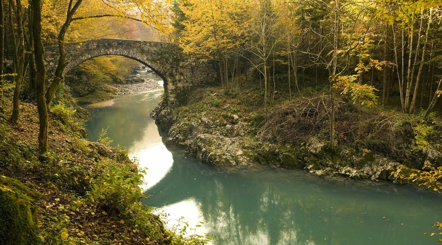 Slovenski most, za katerega pravijo, da ima zdravilno moč (foto: Srdjan Živulovič/Bobo)