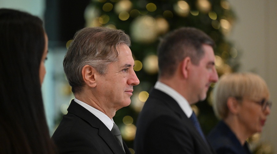 Ostre besede v DZ: Golob obtožuje prejšnjo vlado političnega kadrovanja (foto: Profimedia)