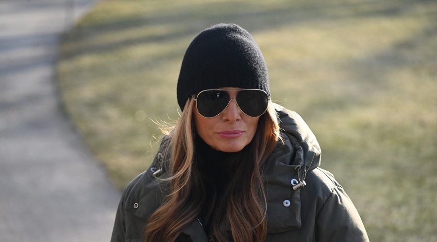 Skrivnostna eleganca v črno-belem: Melania Trump razkrila uradni portret (foto: Profimedia)