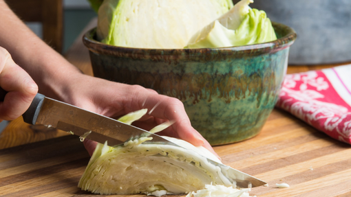 Popolna zeljna solata: ne potrebujete ne noža in ne ribežnika, s tem (nepričakovanim) pripomočkom bo hitro narezana