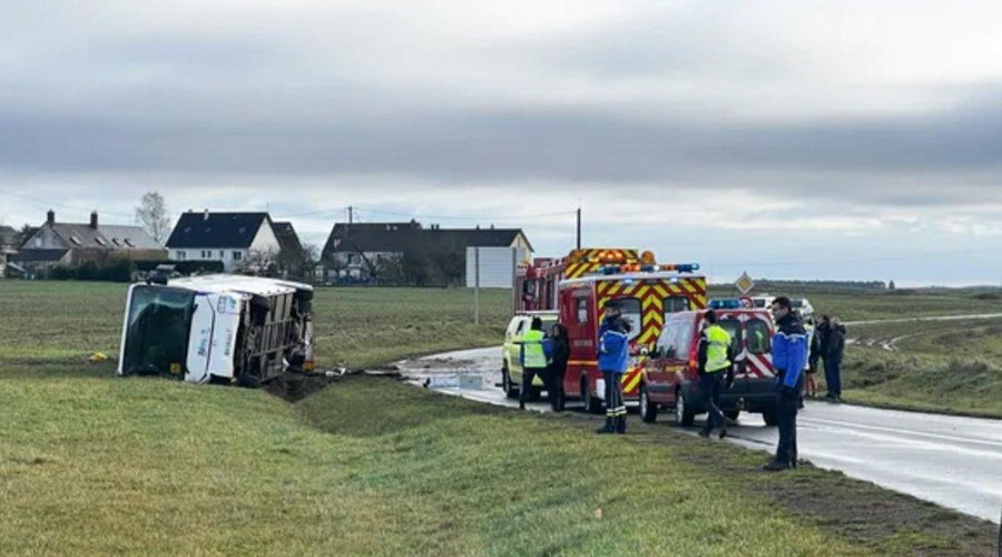 Tragična nesreča šolskega avtobusa: smrt dijakinje in še 40 poškodovanih, večina dijakov (foto: Twitter)