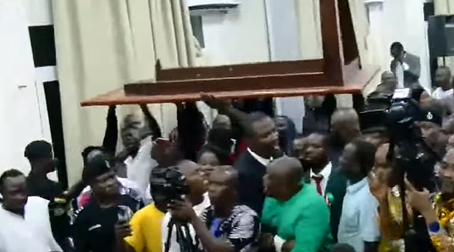 Kaos v parlamentu: poslanci začeli uničevati pohištvo (foto: YouTube/JoyNews/posnetek zaslona)