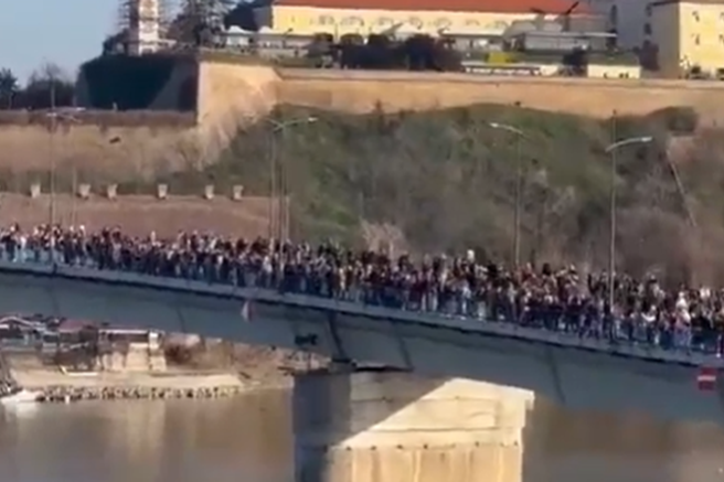 Študentje v Novem Sadu blokirali tri mostove, dogodek prenašajo v živo (VIDEO)