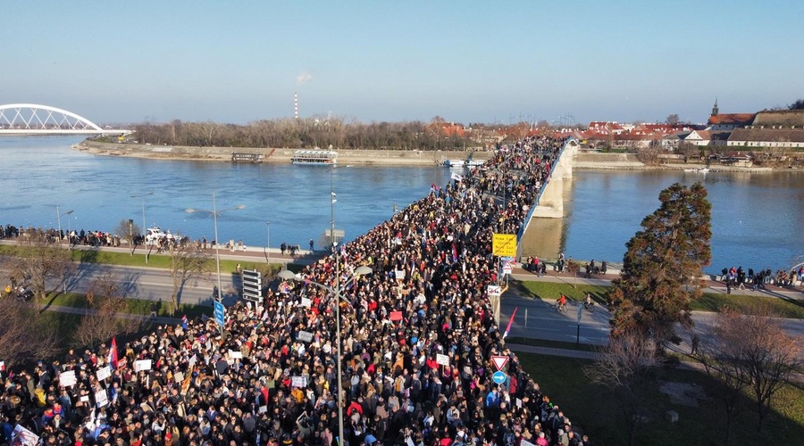 Študentom ob koncu protesta pomagalo tudi 700 taksistov, ki so jih peljali domov (foto: Profimedia)