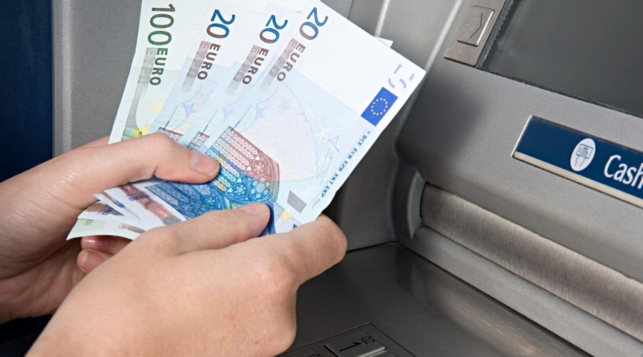 Težave zaradi ukinitve bankomatov, za dvigovanje gotovine nekateri morajo potovati več kilometrov daleč (foto: Profimedia)