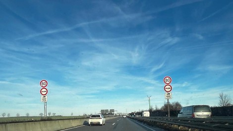 Kombinacija prometnih znakov povsem zmedla voznike: kazni kar deževale, nikomur pa ni bilo jasno, zakaj