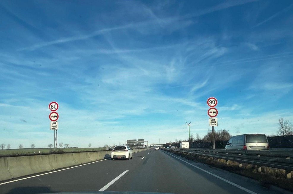 Kombinacija prometnih znakov povsem zmedla voznike: kazni kar deževale, nikomur pa ni bilo jasno, zakaj (foto: Avtocestna policija Thūringen)
