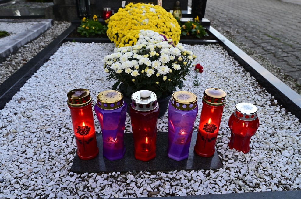 Sprevrženo dejanje na Dolenjskem: neznanci oskrunili kar 150 grobov, policija na nogah! (foto: Žiga Živulovič jr./Bobo)