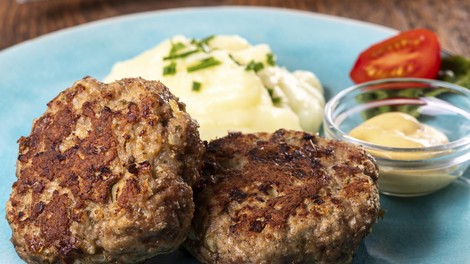 Tako Turki pripravljajo mesne polpete: ne uporabljajo drobtin ali jajc, a s tem trikom vseeno poskrbijo za odličen okus