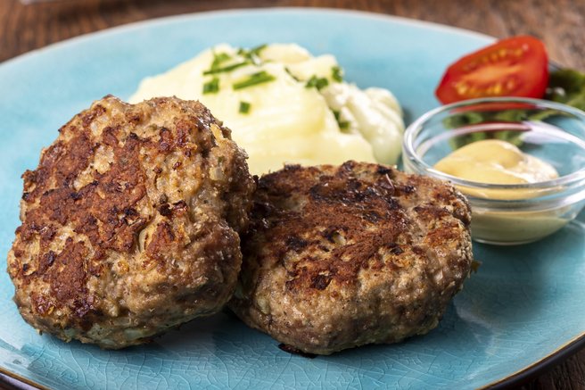 Tako Turki pripravljajo mesne polpete: ne uporabljajo drobtin ali jajc, a s tem trikom vseeno poskrbijo za odličen okus