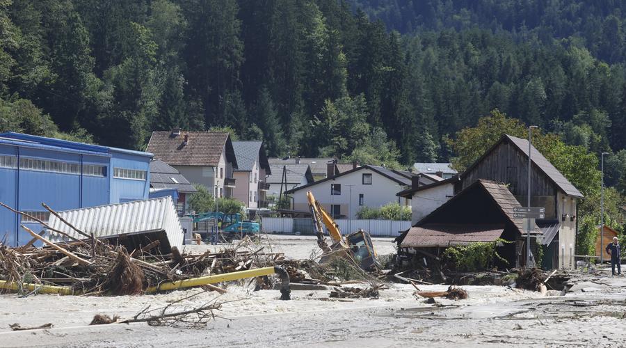 Začeli bodo rušiti hiše, prizadete v poplavah 2023, prebivalci Mežice zaskrbljeni zaradi plazu (foto: BoBo)