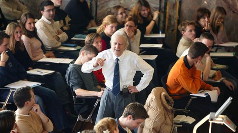 Ko je profesor izključil študentko, so vsi utihnili: lekcija, ki je sledila, jih je pretresla