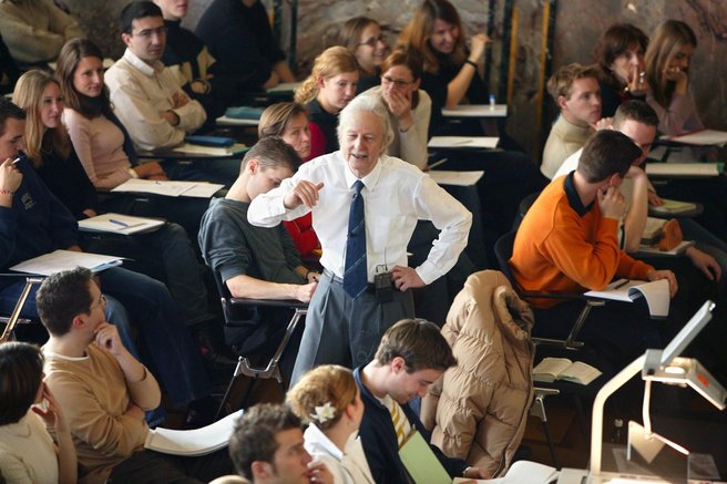 Ko je profesor izključil študentko, so vsi utihnili: lekcija, ki je sledila, jih je pretresla