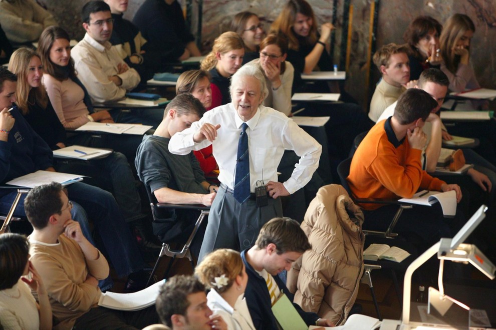 Ko je profesor izključil študentko, so vsi utihnili: lekcija, ki je sledila, jih je pretresla