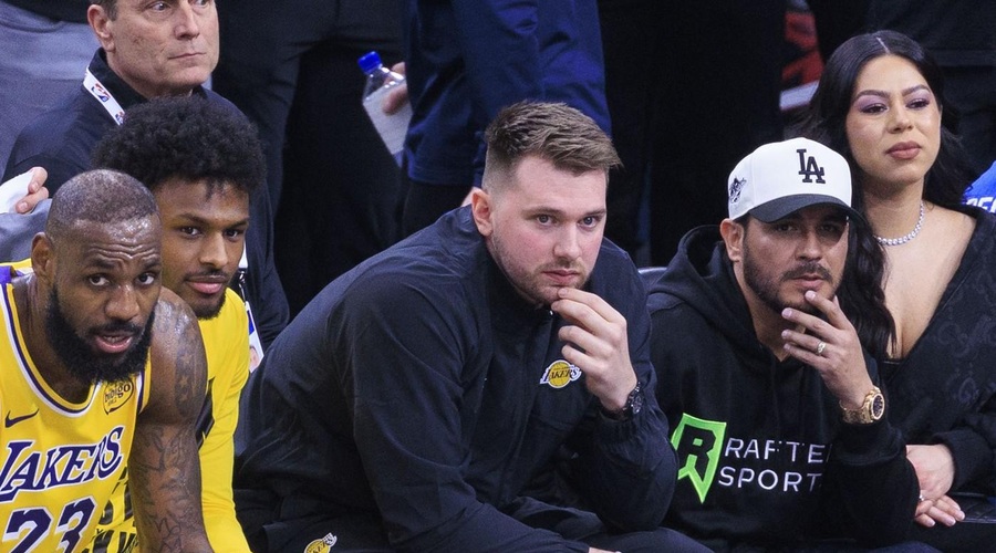 Dončić prvo tekmo v novem dresu spremljal s klopi (foto: Profimedia)