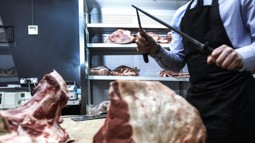 Kako v mesnici izbrati najbolj svež kos mesa? Prepoznali ga boste po teh značilnostih, pravi izkušeni mesar