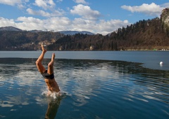 Je kopanje na Bledu plačljivo? Turistkino vprašanje naletelo na zelo duhovit odziv Slovenca