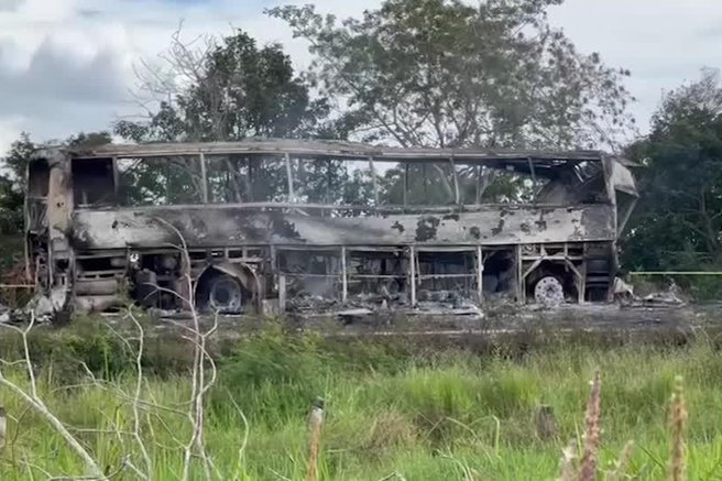 Huda prometna nesreča avtobusa in tovornjaka: umrlo skoraj 40 ljudi