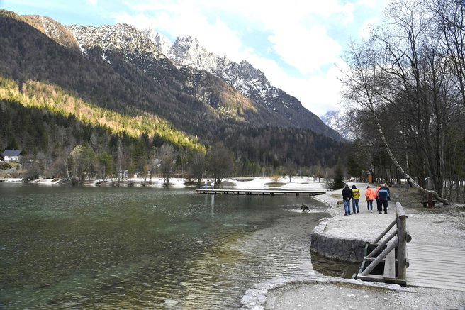 Jezero Jasna razgled turisti sprehajalci