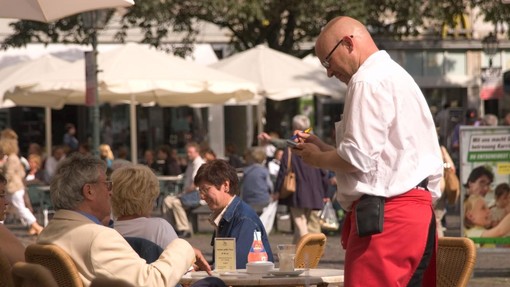 Ko mu je natakar prinesel račun, ga je sezulo: "Čakajte, no, sezona se še sploh ni začela, kaj šele bo?" se je zgroženo spraševal Hrvat