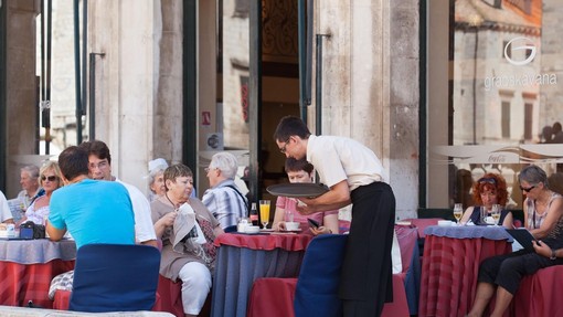 Hrvat je ostal brez besed, ko je obiskal priljubljeno turistično destinacijo, cene hrane in pijače so ga zelo presenetile (samo poglejte to)