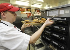 Slovenski McDonald's povabil stranke v kuhinjo: številni osupli nad tem, kar so videli
