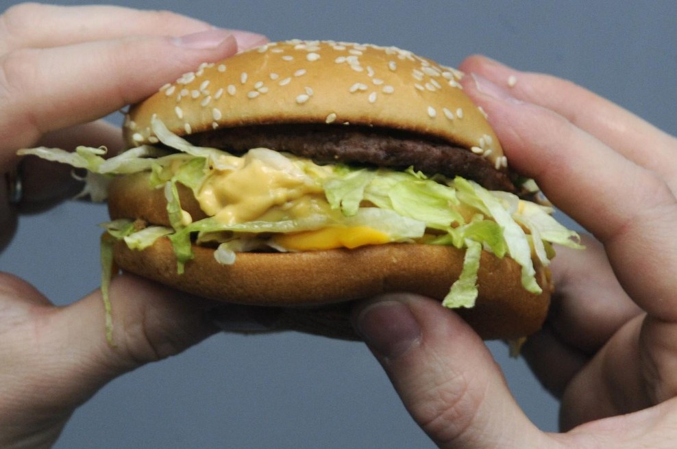 V McDonald'su je naročil hamburger in obnemel: v njem je odkril nekaj, kar ga je čisto šokiralo (in prisegel, da ga tam več ne bodo videli) (foto: Profimedia)