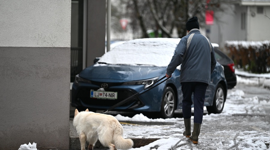 Napovedi vremenoslovcev so se uresničile: sneg pobelil številne kraje (foto: Igor Kupljenik/BOBO)