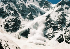 Snežni plaz usoden za najmanj 11 alpinistov - je za preživele sploh še kaj upanja?