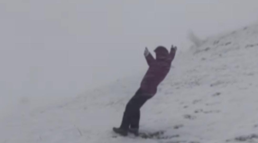 Na Nanosu je veter skoraj odpihnil človeka: poglejte, kako nemočen je bil proti naravi (VIDEO) (foto: Facebook/Vojkova Koča Nanos/posnetek zaslona)
