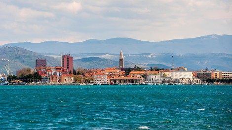 Mestna občina Koper vabi nove gostinske ponudnike: za 6000 evrov mesečno lahko svojo dejavnost opravljate na eni najbolj priljubljenih plaž pri nas