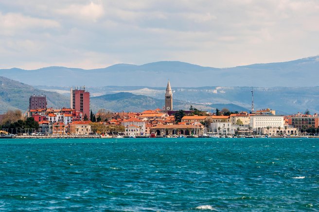 Mestna občina Koper vabi nove gostinske ponudnike: za 6000 evrov mesečno lahko svojo dejavnost opravljate na eni najbolj priljubljenih plaž pri nas