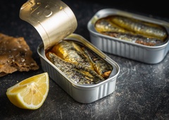 Ženska je 70 dni jedla samo konzervirane sardine, z njenim telesom se je zgodilo tole