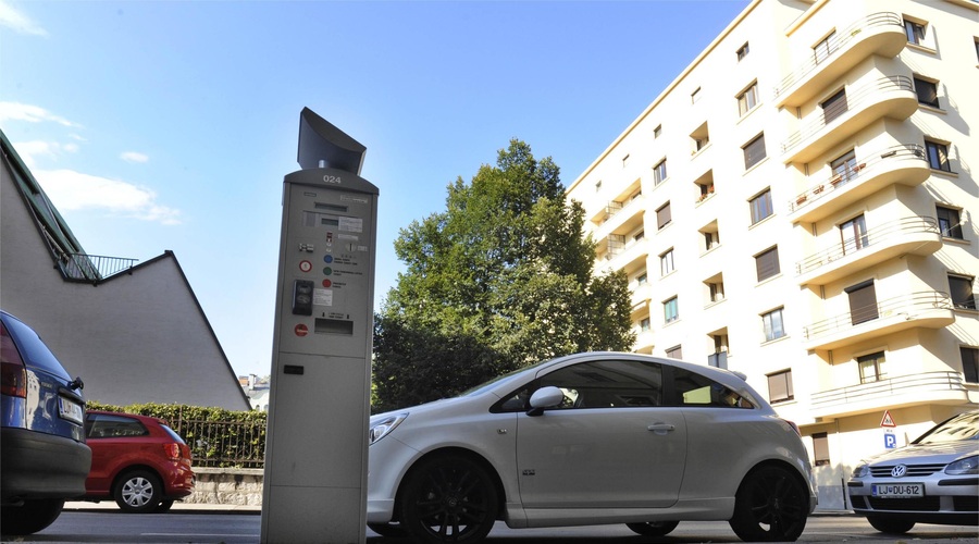 Ljubljančani ostro nad občino: "Stanovalci ne moremo najti prostega mesta za parkiranje" (foto: Bobo)