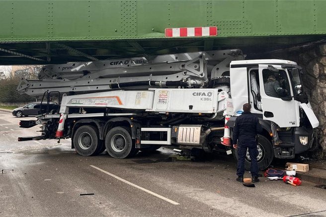 Znano, ali je bil voznik zagozdenega tovornjaka pod vplivom prepovedanih drog